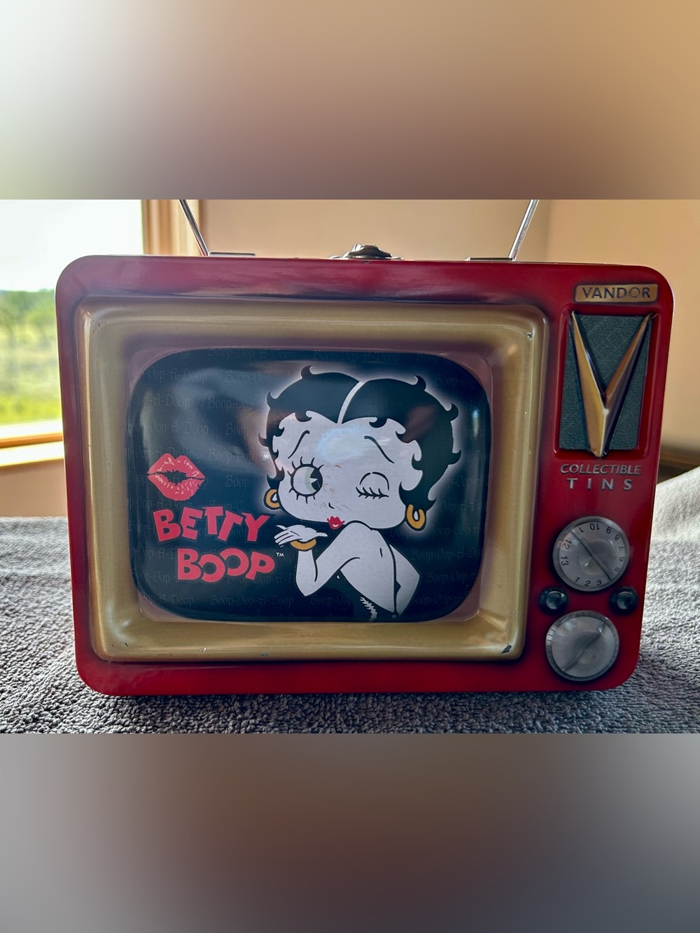 Betty Boop 1999 Vandor Vintage TV Shaped Lunchbox Tin
